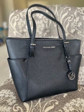 Michael Kors Jet Set Leather Top-Zip Tote Bag